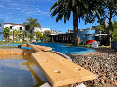 Imagen del fondo de la posada donde se aprecian las piscinas y la tinaja caliente