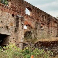 ruinas de la represa de cuñapiru con picnic tendido delante