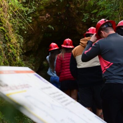 gente accediendo a la mina