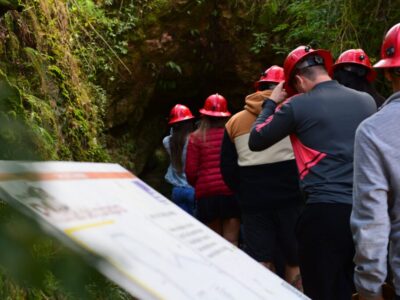 gente accediendo a la mina